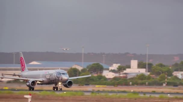 エアバス A320 マヨルカ空港から離陸します。旅客機マヨルカ空港から離陸します。ニキ航空の旅客機が離陸。航空機大江レー エアバス A320 200.Commercial 旅客機が離陸。飛行のジェット旅客機が滑走路を離れる. — ストック動画