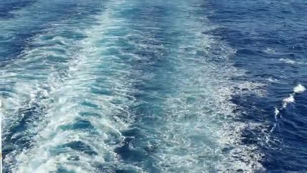 Θάλασσα μονοπάτι από την πρύμνη ενός σκάφους της γραμμής κρουαζιέρας — Αρχείο Βίντεο