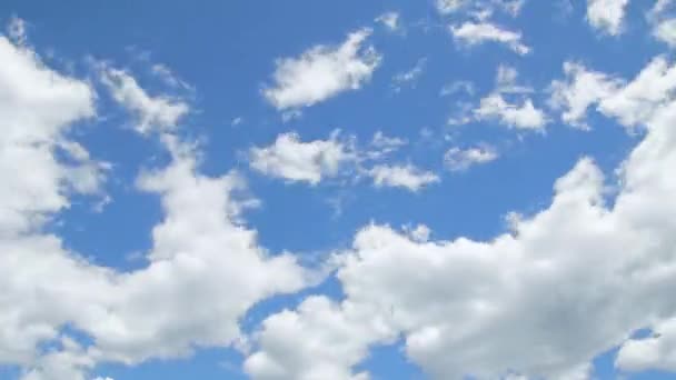 Nuages de coton blanc en été 