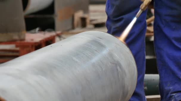 Svářeč, příprava ocelového potrubí s hořák — Stock video