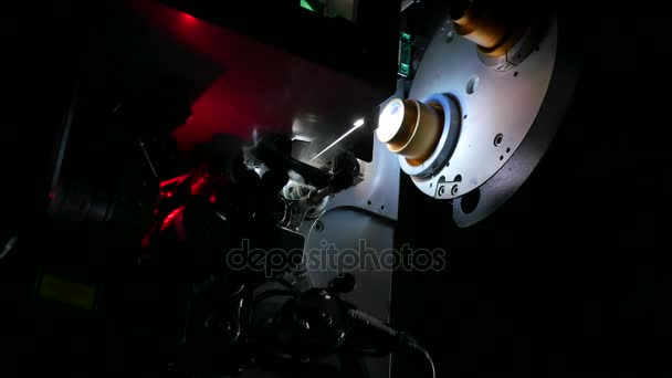 Filmprojector projecteren van 35mm film — Stockvideo