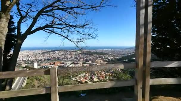 Barcelona stad panoramisch uitzicht vanaf de Tibidabo — Stockvideo