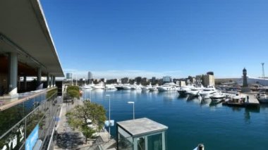 Barcelona Port Vell panoramik görünümü. Cityscape Barcelona Port Vell bölgesindeki. Teknelerden ve spor tekne liman. Dünya Ticaret Merkezi deniz kenarında bina.