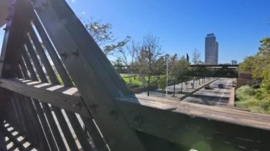 Port Olimpic bölgesi yanındaki Barcelona Ronda Litoral Port Olimpic View.Highway manzara. Sahil otoyol görünümü bir ahşap köprü hareket. Arka plan, Port Olimpic manzaralı Rating scape.