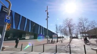 Barcelona Diagonal Mar Forum kamera araba. Modern cityscape Barcelona Forum bölgesinde. Bina, Museu Blau ve sokakta tipik taksiler Telefonica. Çağdaş mimarinin scape sürekli çekim cameracar, gündoğumu. Sokaklar boyunca sürüş.
