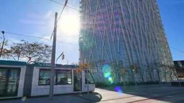 Barcelona Diagonal Mar Forum kamera araba. Modern cityscape Barcelona Forum bölgesinde. Bina, karşıdan karşıya geçerken Museu Blau ve tramvay tramvay Telefonica. Çağdaş mimarinin scape sürekli çekim cameracar, gündoğumu. Sokaklar boyunca sürüş 