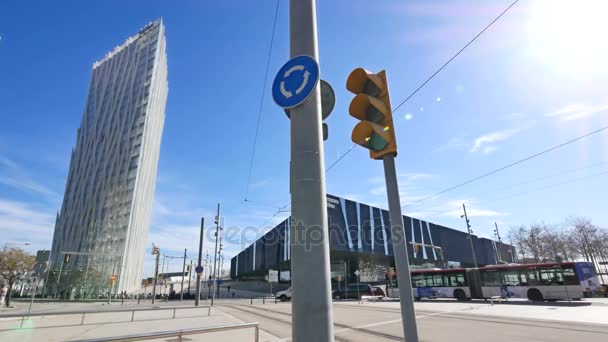 Barcelona Diagonal Mar Forum kamera bil. Moderna stadsbild i Barcelona Forum-distriktet. Telefonica byggnad, Museu Blau och typisk taxi på gatan. Modern arkitektur scape stadig shot cameracar vid soluppgången. Kör genom gatorna. — Stockvideo