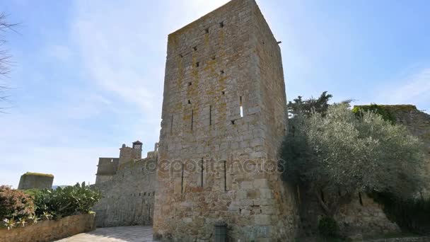 Medieval Gothic Stone Town Steady Cam Punto de vista bajo. Pals tiene un centro histórico en una colina rodeada de llanuras con una torre románica medieval construida entre los siglos XI y XIII . — Vídeos de Stock