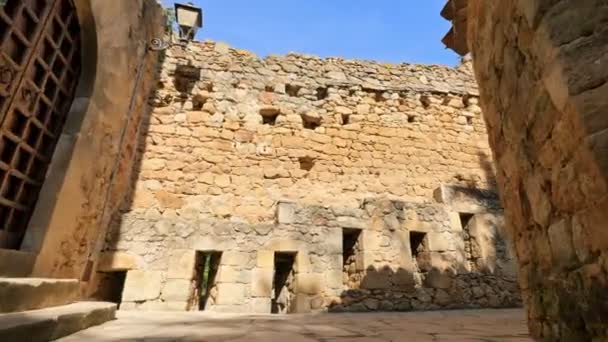 Medieval Gothic Stone Town Steady Cam Punto de vista bajo. Pals tiene un centro histórico en una colina rodeada de llanuras con una torre románica medieval construida entre los siglos XI y XIII . — Vídeos de Stock