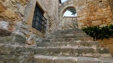 Ortaçağ Gotik taş şehir sabit Cam düşük noktası görünümü. Pals plains bölgesindeki 11 ve 13 yüzyıllar arasında inşa edilmiş bir ortaçağ Romanesk kule ile çevrili bir tepe üzerinde bir tarihi merkezi olan.