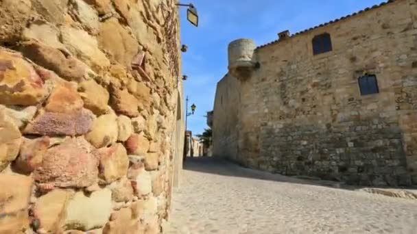 Средневековый готический каменный город Steady Cam Низкая точка зрения. Pals имеет исторический центр на холме в окружении средневековой башни, построенной между XI и XIII веками . — стоковое видео