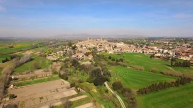 Ortaçağdan kalma Gotik taş şehir hava dron görünümü. Pals plains bölgesindeki 11 ve 13 yüzyıllar arasında inşa edilmiş bir ortaçağ Romanesk kule ile çevrili bir tepe üzerinde bir tarihi merkezi olan.