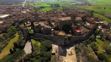 Ortaçağdan kalma Gotik taş şehir hava dron görünümü. Pals plains bölgesindeki 11 ve 13 yüzyıllar arasında inşa edilmiş bir ortaçağ Romanesk kule ile çevrili bir tepe üzerinde bir tarihi merkezi olan.