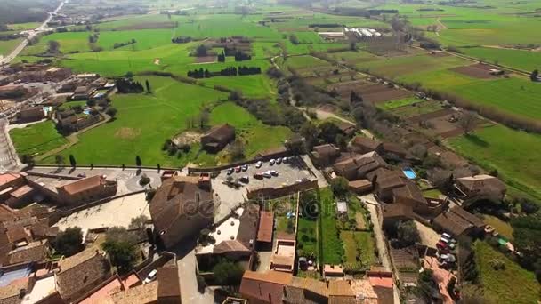 Veduta aerea del drone medievale gotico di Stone Town. Pals ha un centro storico su una collina circondata da pianure con una torre romanica medievale costruita tra l'XI e il XIII secolo . — Video Stock