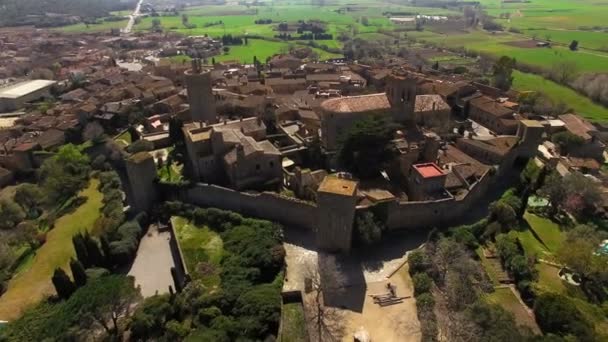 Ortaçağdan kalma Gotik taş şehir hava dron görünümü. Pals plains bölgesindeki 11 ve 13 yüzyıllar arasında inşa edilmiş bir ortaçağ Romanesk kule ile çevrili bir tepe üzerinde bir tarihi merkezi olan. — Stok video