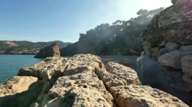 Virgin Akdeniz Beach sabit Cam uçurumdan uçan kayalar