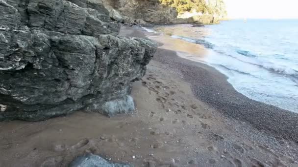 Virgen virgen virgen mediterráneo negro playa aérea disparar — Vídeos de Stock