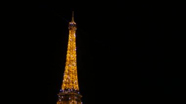 Eyfel Kulesi Paris geceleri parlayan