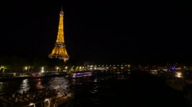 Eyfel Kulesi Paris geceleri parlayan