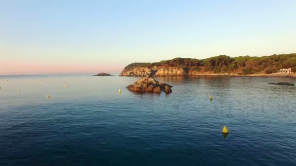 Bozulmamış Akdeniz sahil hava dron görünümü şafak — Stok video