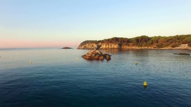 Ongerepte mediterrane luchtfoto Drone zeezicht bij dageraad — Stockvideo