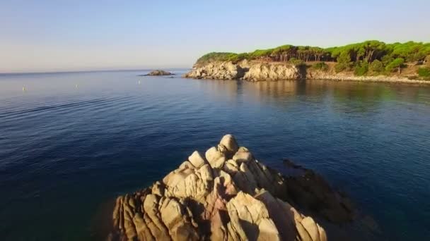 Oförstörda Medelhavsområdet Seaside antenn drönarvy i gryningen — Stockvideo