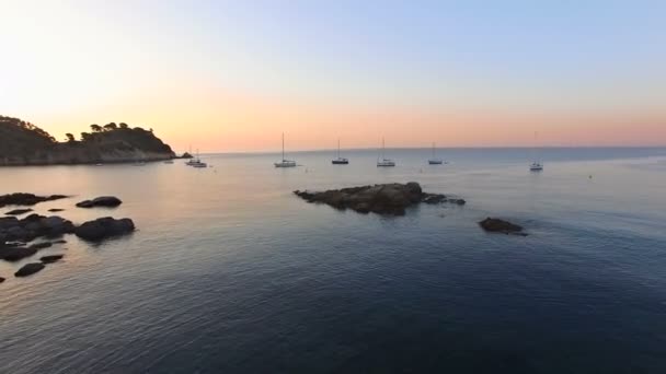 Drone aéreo de playa costera mediterránea virgen al amanecer — Vídeos de Stock