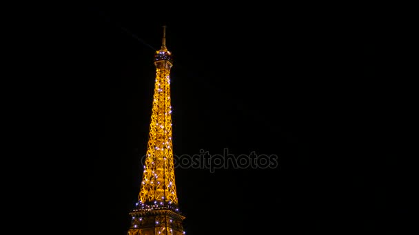 Lysande Eiffeltornet nattetid i Paris — Stockvideo