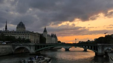 Gün batımında Paris'te Seine Nehri