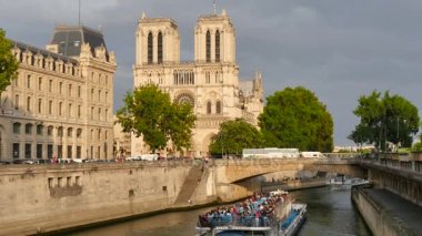 Notre Dame görünümünden batımında Paris'te Seine Nehri
