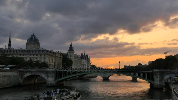 Río Sena en París al atardecer — Vídeo de stock