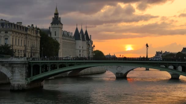 Floden Seine i Paris vid solnedgången — Stockvideo