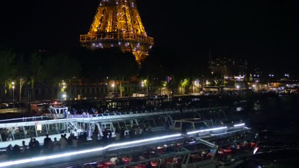 Лодки рядом с Сияющей Эйфелевой башней ночью в Париже — стоковое видео