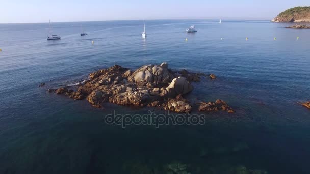 Oförstörda Medelhavsområdet Seaside Beach antenn drönare vid soluppgången — Stockvideo