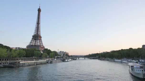 Эйфелева башня в Париже Time Lapse от дня до ночи — стоковое видео