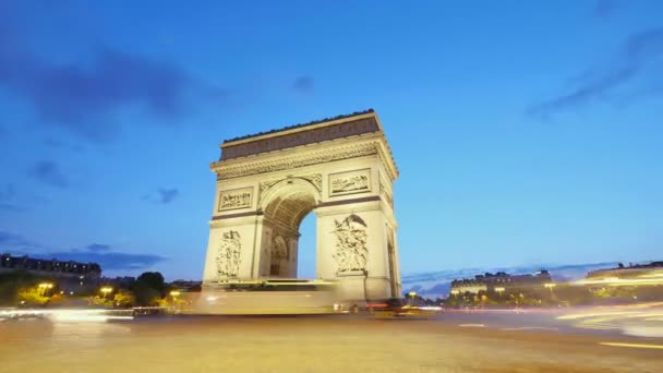 Triumfbåge i Paris Champs Elysees tidsfördröjning vid solnedgången — Stockvideo