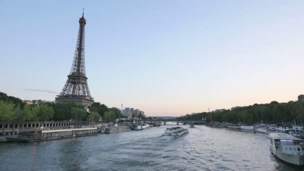 Eiffelova věž v Paříži časová prodleva ze dne do noci
