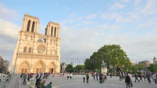 Paris, Franciaország. Notre Dame-katedrális. Notre Dame templom zsúfolt Párizs város központ idő telik el. Franciaország a 2017. augusztus 24. — Stock videók