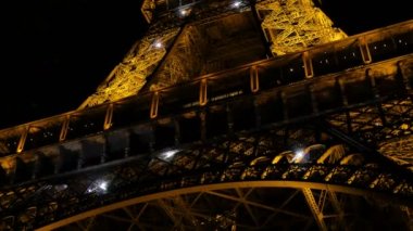 Eyfel Kulesi Paris geceleri parlayan