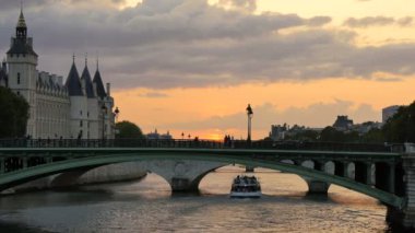 Gün batımında Paris'te Seine Nehri