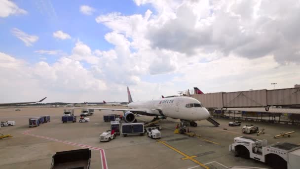 Avião comercial no portão no aeroporto de Atlanta Hartsfield-Jackson — Vídeo de Stock