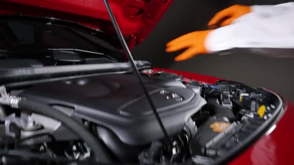Naprawiacz Demontujący Pokrywę Silnika Samochodu Czerwony Samochód Naprawia Materiał Filmowy Wideo Stockowe