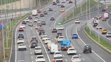 Karayolu trafik araba sürüş yükseltilmiş bir bakış açısı birden çok Lane Speedway.Highway, Bitirim, yoğun trafik ile. Trafik alacakaranlıkta çok. Yüksek hızda sürüş araba. Araba sürme, şirket, şehir veya kent fikirler büyük.