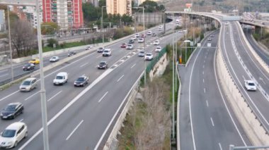 Karayolu trafik araba sürüş yükseltilmiş bir bakış açısı birden çok Lane Speedway.Highway, Bitirim, yoğun trafik ile. Trafik alacakaranlıkta çok. Yüksek hızda sürüş araba. Araba sürme, şirket, şehir veya kent fikirler büyük.