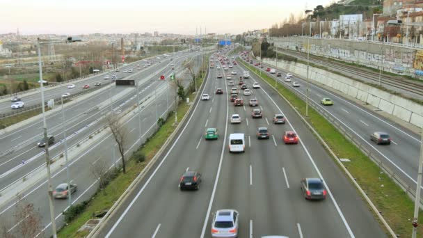 Autobahn Verkehr Autos Fahren Erhöhten Standpunkt Bei Mehrspurigen Speedway Highway — Stockvideo