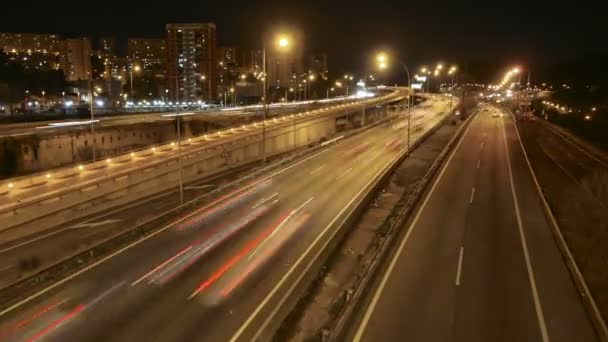 公路交通车辆在多车道高速公路上行驶时的时间失效 高峰时段交通繁忙 黄昏时分有很多交通 高速行驶的汽车 对任何驾驶 城市或城市的想法很好 — 图库视频影像