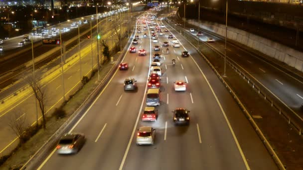 Autobahn Verkehr Autos Fahren Erhöhte Sicht Auf Mehrere Spuren Speedway — Stockvideo