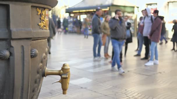 Barcelona Catalonia Febrero 2018 Fuente Canaletes Les Rambles Boulevard Centro — Vídeos de Stock