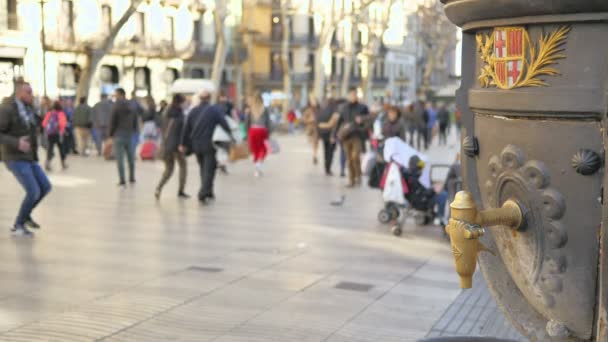 Βαρκελώνη Καταλονία Φεβρουαρίου 2018 Canaletes Κρήνη Στο Les Περιπάτους Στη — Αρχείο Βίντεο