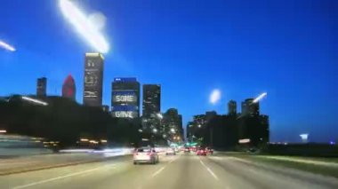 Downtown Chicago günbatımı sürüş, Michigan Gölü kıyısında mimari Chicago.Gorgeous, yüksek enerjili yollar zaman atlamalı gökdelenler arasında muhteşem manzarası ile birlikte tam hız fotoğraf makinesi Car.Road öfke kamera araba. İyi cityscape 